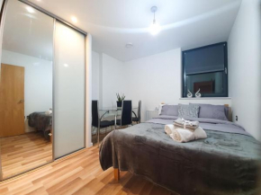 Modern 3 Bed Apt on 8th Floor with Amazing Views